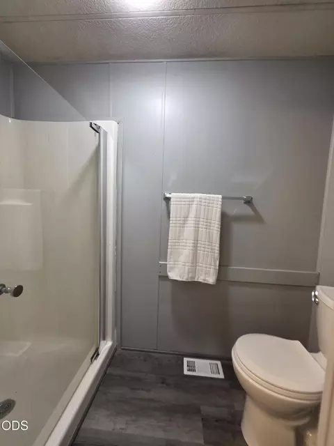 Bath - 305 S Charley Ave, Chiloquin, OR 97624 photo 2 of 4