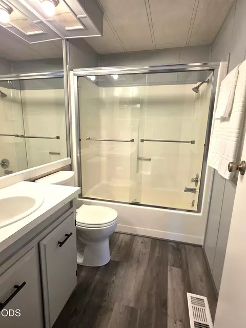 Bath - 305 S Charley Ave, Chiloquin, OR 97624 photo 1 of 4