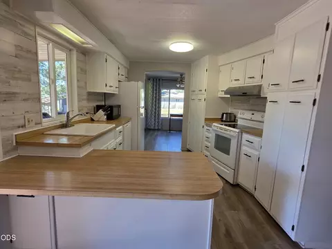 Kitchen - 305 S Charley Ave, Chiloquin, OR 97624 photo 2 of 4