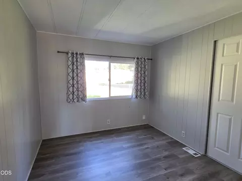 Bedroom - 305 S Charley Ave, Chiloquin, OR 97624 photo 5 of 7