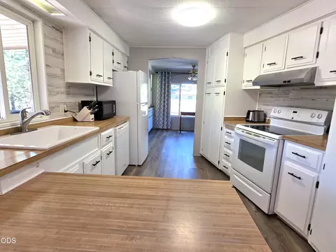Kitchen - 305 S Charley Ave, Chiloquin, OR 97624 photo 1 of 4