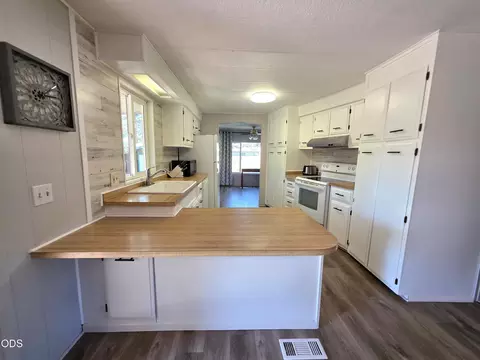Kitchen - 305 S Charley Ave, Chiloquin, OR 97624 photo 4 of 4