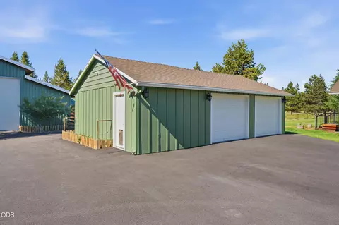Exterior - 16250 South Dr, La Pine, OR 97739 photo 3 of 14