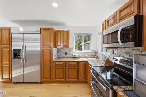 Kitchen - 16250 South Dr, La Pine, OR 97739 photo 3 of 5