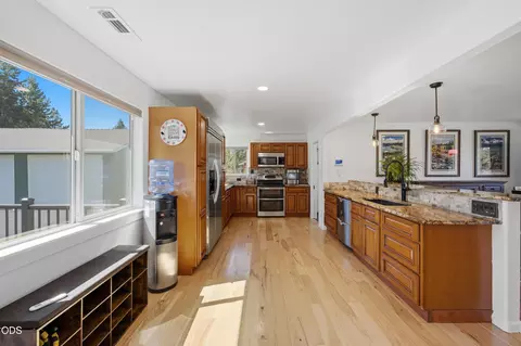 Kitchen - 16250 South Dr, La Pine, OR 97739 photo 1 of 5