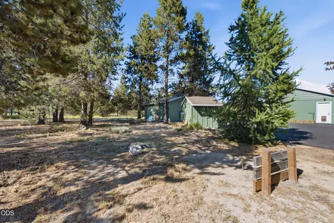 Exterior - 16250 South Dr, La Pine, OR 97739 photo 4 of 14