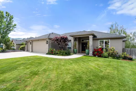 4680 Cloudcrest Dr, Medford, OR 97504