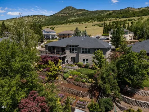 4680 Cloudcrest Dr, Medford, OR 97504