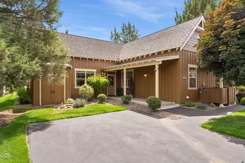 320 Split Rail Ln, Redmond, OR 97756