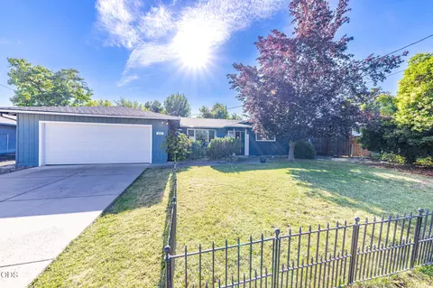 832 La Loma Dr, Medford, OR 97504