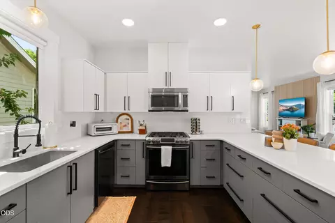 Kitchen - 1142 N Haskell St, Central Point, OR 97502 photo 4 of 4