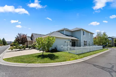 Exterior - 1142 N Haskell St, Central Point, OR 97502 photo 5 of 7