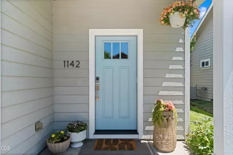 Entry Way - 1142 N Haskell St, Central Point, OR 97502 photo 1 of 2