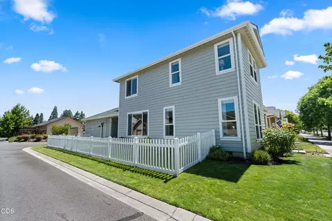 Exterior - 1142 N Haskell St, Central Point, OR 97502 photo 3 of 7