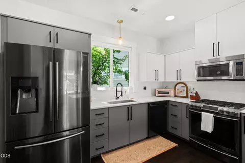 Kitchen - 1142 N Haskell St, Central Point, OR 97502 photo 3 of 4