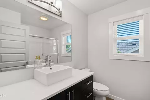 Bath - 1142 N Haskell St, Central Point, OR 97502 photo 2 of 3