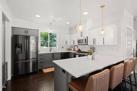 Kitchen - 1142 N Haskell St, Central Point, OR 97502 photo 1 of 4
