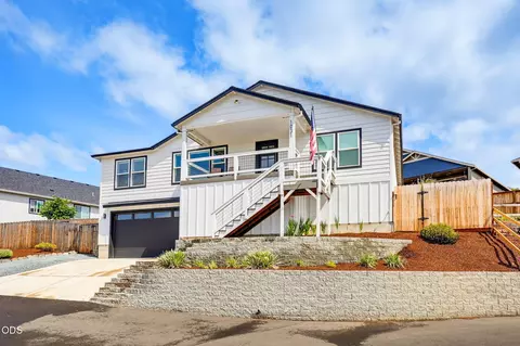 Exterior - 1031 Ruby Meadows Dr, Eagle Point, OR 97524 photo 2 of 13