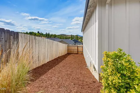 Exterior - 1031 Ruby Meadows Dr, Eagle Point, OR 97524 photo 12 of 13