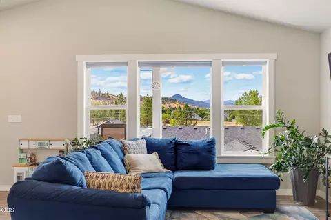 Living - 1031 Ruby Meadows Dr, Eagle Point, OR 97524 photo 2 of 3