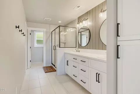 Bath - 1031 Ruby Meadows Dr, Eagle Point, OR 97524 photo 1 of 4