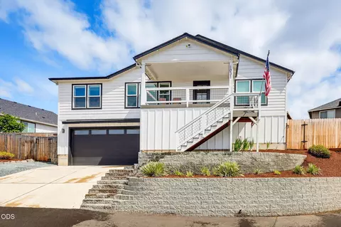 Exterior - 1031 Ruby Meadows Dr, Eagle Point, OR 97524 photo 3 of 13