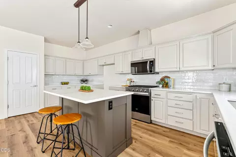 Kitchen - 19870 Powers Rd, Bend, OR 97702 photo 1 of 2