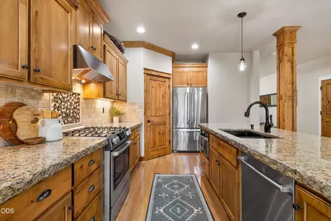 Kitchen - 20158 Stonegate Dr, Bend, OR 97702 photo 4 of 5