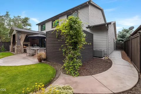 Exterior - 20158 Stonegate Dr, Bend, OR 97702 photo 7 of 18