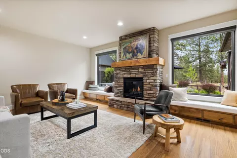 Living - 20158 Stonegate Dr, Bend, OR 97702 photo 1 of 4