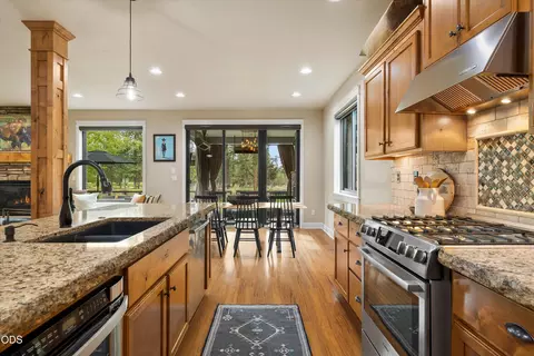 Kitchen - 20158 Stonegate Dr, Bend, OR 97702 photo 3 of 5