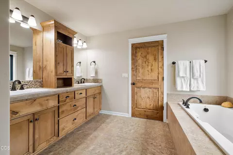 Bath - 20158 Stonegate Dr, Bend, OR 97702 photo 4 of 6