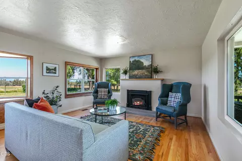 Living - 65995 93rd St, Bend, OR 97703 photo 2 of 3
