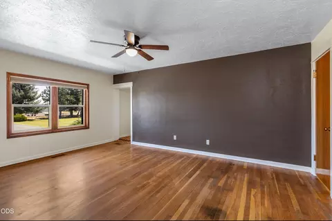 Living - 65995 93rd St, Bend, OR 97703 photo 3 of 3