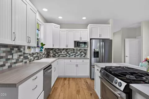 Kitchen - 61057 SE Ruby Peak Ln, Bend, OR 97702 photo 5 of 7