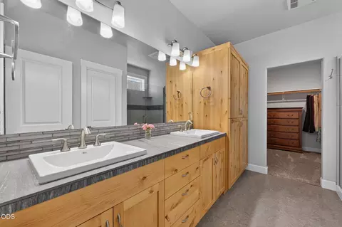 Bath - 61057 SE Ruby Peak Ln, Bend, OR 97702 photo 1 of 5