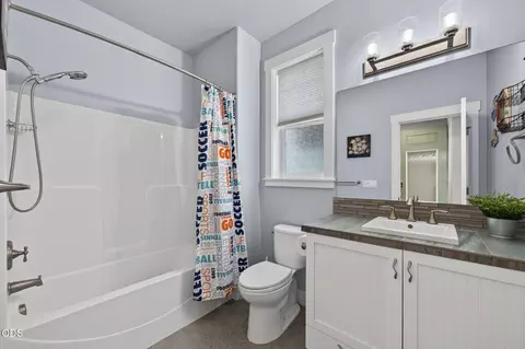 Bath - 61057 SE Ruby Peak Ln, Bend, OR 97702 photo 5 of 5
