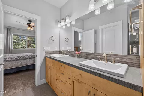 Bath - 61057 SE Ruby Peak Ln, Bend, OR 97702 photo 2 of 5