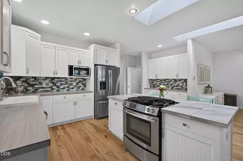 Kitchen - 61057 SE Ruby Peak Ln, Bend, OR 97702 photo 6 of 7