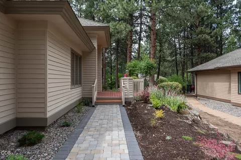 Exterior - 60894 Willow Creek Loop, Bend, OR 97702 photo 8 of 10