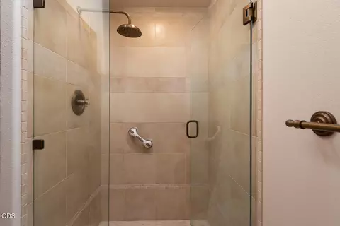Bath - 60894 Willow Creek Loop, Bend, OR 97702 photo 4 of 4