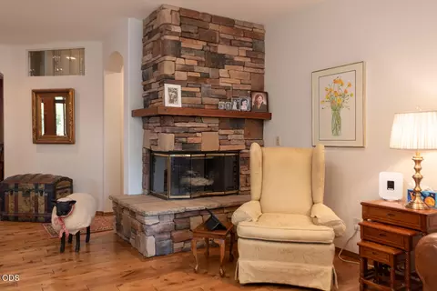 Living - 60894 Willow Creek Loop, Bend, OR 97702 photo 4 of 4