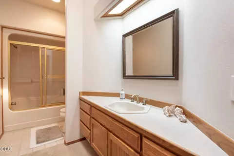 Bath - 60894 Willow Creek Loop, Bend, OR 97702 photo 1 of 4