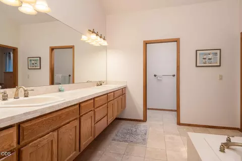 Bath - 60894 Willow Creek Loop, Bend, OR 97702 photo 2 of 4