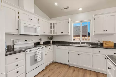Kitchen - 416 Leandra Ln, Eagle Point, OR 97524 photo 4 of 5