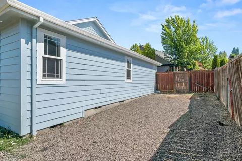 Exterior - 416 Leandra Ln, Eagle Point, OR 97524 photo 6 of 6