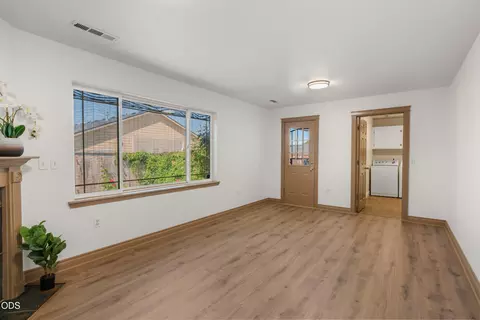 Living - 416 Leandra Ln, Eagle Point, OR 97524 photo 4 of 5