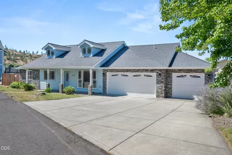 Exterior - 416 Leandra Ln, Eagle Point, OR 97524 photo 2 of 6