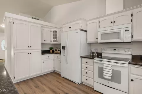 Kitchen - 416 Leandra Ln, Eagle Point, OR 97524 photo 5 of 5