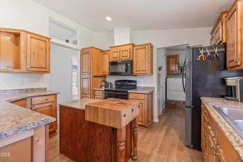 Kitchen - 52555 Railroad St, La Pine, OR 97739 photo 3 of 3